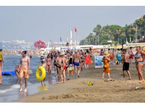 Sıcaktan bunalan turistler denize sabah girdi