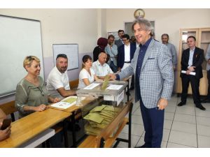 Beyoğlu Belediye Başkanı Ahmet Misbah Demircan oyunu kullandı