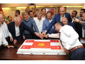 AK Parti Kayseri İl Başkanlığı’nda Cumhurbaşkanlığı forsu bulunan pastayla kutlama yapıldı