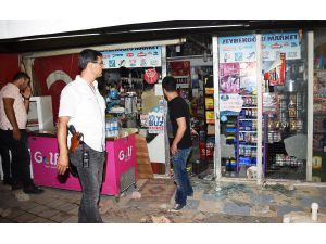 Türk bayrağı asılı markete taşlı sopalı saldırı