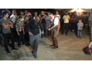 Polis, magandalara karşı görevli gittiği düğünde çifte telli oynadı