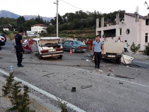 Kazada otomobil ikiye bölündü: 4 yaralı
