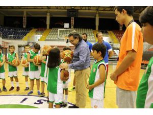 Ünlüoğlu'dan, spor okulu öğrencilerine ziyaret