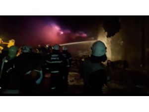 Afrin’in Cinderes kasabasında çıkan yangında soğutma çalışmaları
