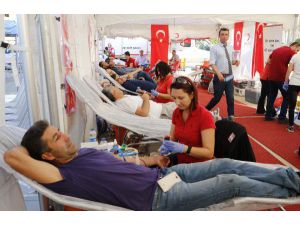 Antalyalı öğrenciler, kan bağışı rekoru kırdı
