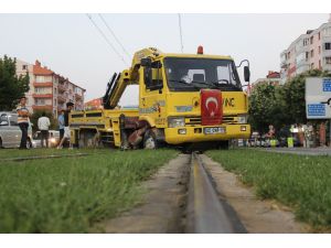 ’U’ dönüşü yapmak isteyen kurtarıcı, tramvay seferlerini 1 saat aksattı