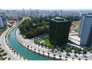 Dört bir yanı sarmaşıklarla kaplı Türkiye’nin tek yeşil apartmanı Adana’da