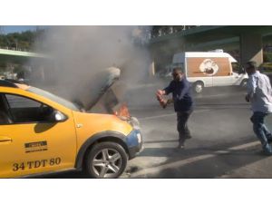 Aniden alev alan ticari taksiyi söndürmek için vatandaşlar seferber oldu