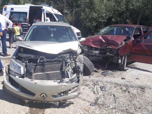 Burdur’da 2 otomobil kafa kafaya çarpıştı: 8 yaralı