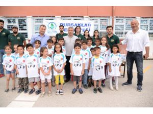 Başkan Çetin’den binlerce çocuğa spor malzemesi