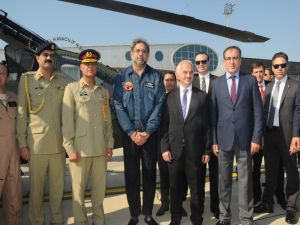 Pakistan Başbakanı Abbasi, İstanbul’da ATAK helikopterini test etti