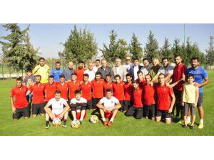 Bakan Çavuşoğlu'dan İşitme Engelliler Futbol Milli Takımı'na ziyaret