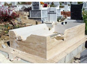 Alanya'da 3 mezar parçalandı