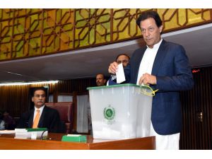 Eski kriket yıldızı İmran Khan Pakistan başbakanı seçildi