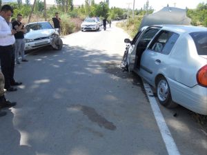 Otomobiller kafa kafaya çarpıştı: 10 yaralı