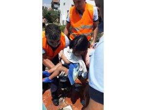 Fethiye’de boruya sıkışan çocuğu itfaiye kurtardı