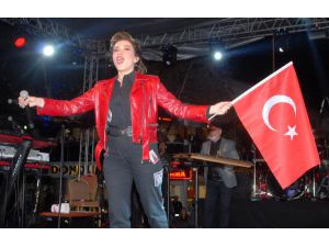 Serik'te Burcu Güneş konseri
