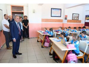 Başkan Böcek, bölgesindeki okulları ziyaret etti