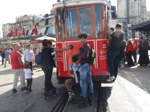 Taksim’de nostaljik tramvayın arkasına takılan patenli gençlerin tehlikeli oyunu kamerada
