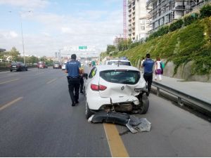 Kadıköy’de 3 otomobil çarpıştı, trafik felç oldu