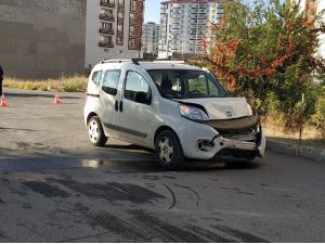 Sivas’ta hafif ticari araç ile otomobil çarpıştı: 4 yaralı