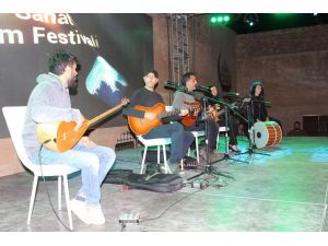 Tarihi Saray, Grup Abdal Şarkıları İle Yankılandı