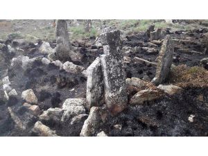 Tarihi mezarlık, temizlik için yakılan ateşte zarar gördü