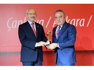 Başkan Böcek Ödülünü Kılıçdaroğlu’ndan Aldı