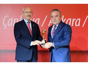 Başkan Böcek Ödülünü Kılıçdaroğlu'ndan Aldı
