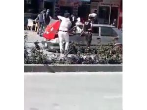 Otomobilinin Kaputundaki Türk Bayrağı Üzerine Oturan Sürücüye Polis Uyarısı