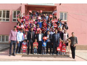 Köy Okullarındaki 348 Çocuğa Kıyafet Ve Kırtasiye Desteği