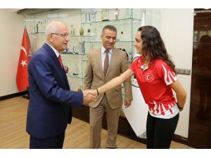 Atıcılık Dünya Şampiyonu Tarhan’dan Başkan Yaşar’a Ziyaret