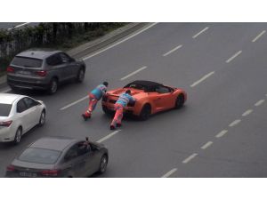Lamborghini Yolda Kaldı, Yardımına İbb İşçileri Yetişti