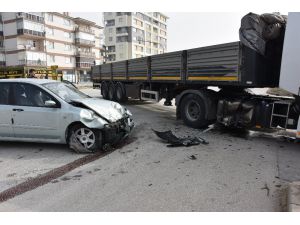 Otomobil İle Tır Çarpıştı; 3 Yaralı