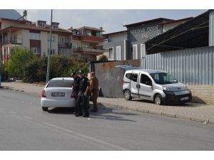 Polisten Kaçan Şüpheli Otomobil Sivil Polis Aracına Ve Direğe Çarpınca Yakalandı