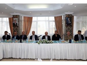 Mardin’de Muhtarlara Yemek Verildi