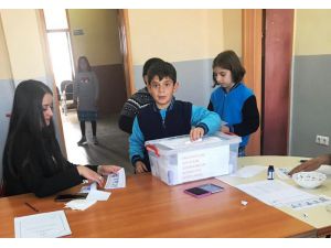 Öğrenciler Temsilcilerini Sandıkta Belirlediler