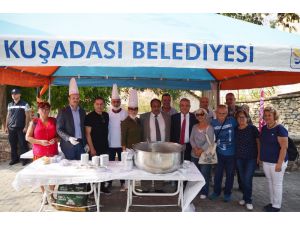 Kuşadası Belediyesi Camiatik’te Aşure Dağıttı