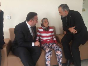 Başkan Cömez’den Türkiye’yi Ağlatan Yaşlı Kadına Ziyaret