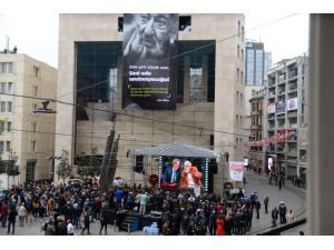 Fotoğraf Sanatçısı Ara Güler’in Sevenleri Galatasaray Meydanı’na Akın Etti
