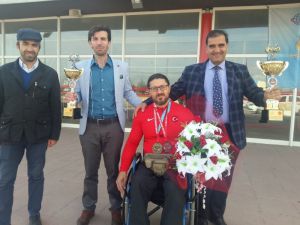 Keleşoğlu Milli Sporcuyu Çiçeklerle Karşıladı