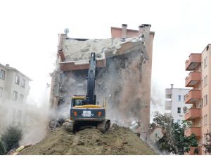 Bursa’da Hasarlı Apartman Yıkılıyor