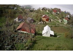 Yayla Evine Giden Aile Evlerinde Silahlı Bir Kişi Buldu