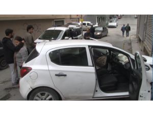 Şişli’de Aracıyla Duvara Çarpan Sürücü Şok Yaşadı