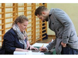 Polonya Yerel Seçimler İçin Sandık Başında