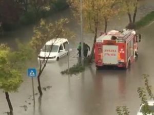 Su Basan Yolda Araçta Mahsur Kalan Vatandaşları İtfaiye Kurtardı