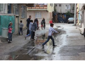 Sokağı Kanalizasyon Suyu Bastı