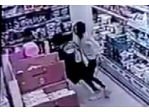 Markette Genç Kıza Yumruklu Saldırı Kamerada