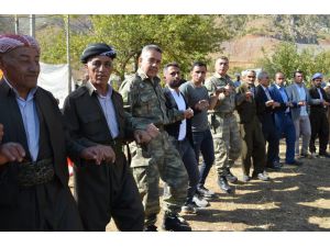 Aktütün’de Asker Vatandaş Kol Kola Halay Çekti