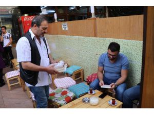 Rize’de Yazarlar Sokakta Kitap Dağıttı